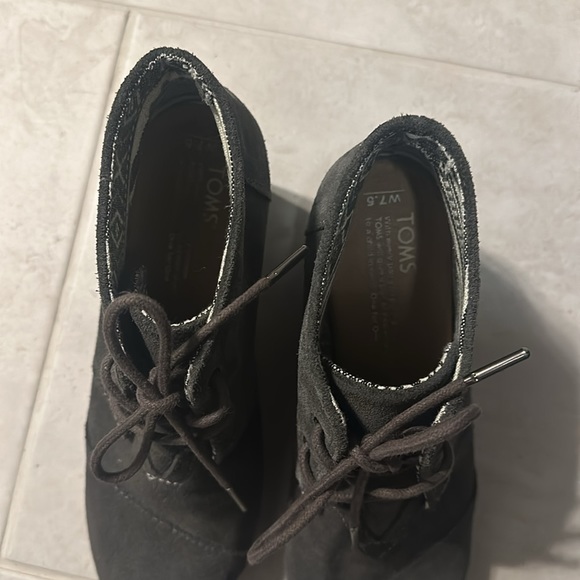 Grey suede Toms wedge. Size 7.5. Almost new. - Picture 4 of 5
